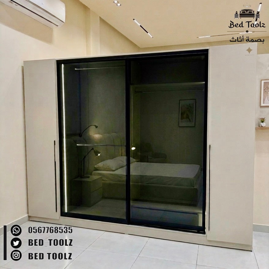 غرفة نوم دخانية مذهلة بمرايا داكنة