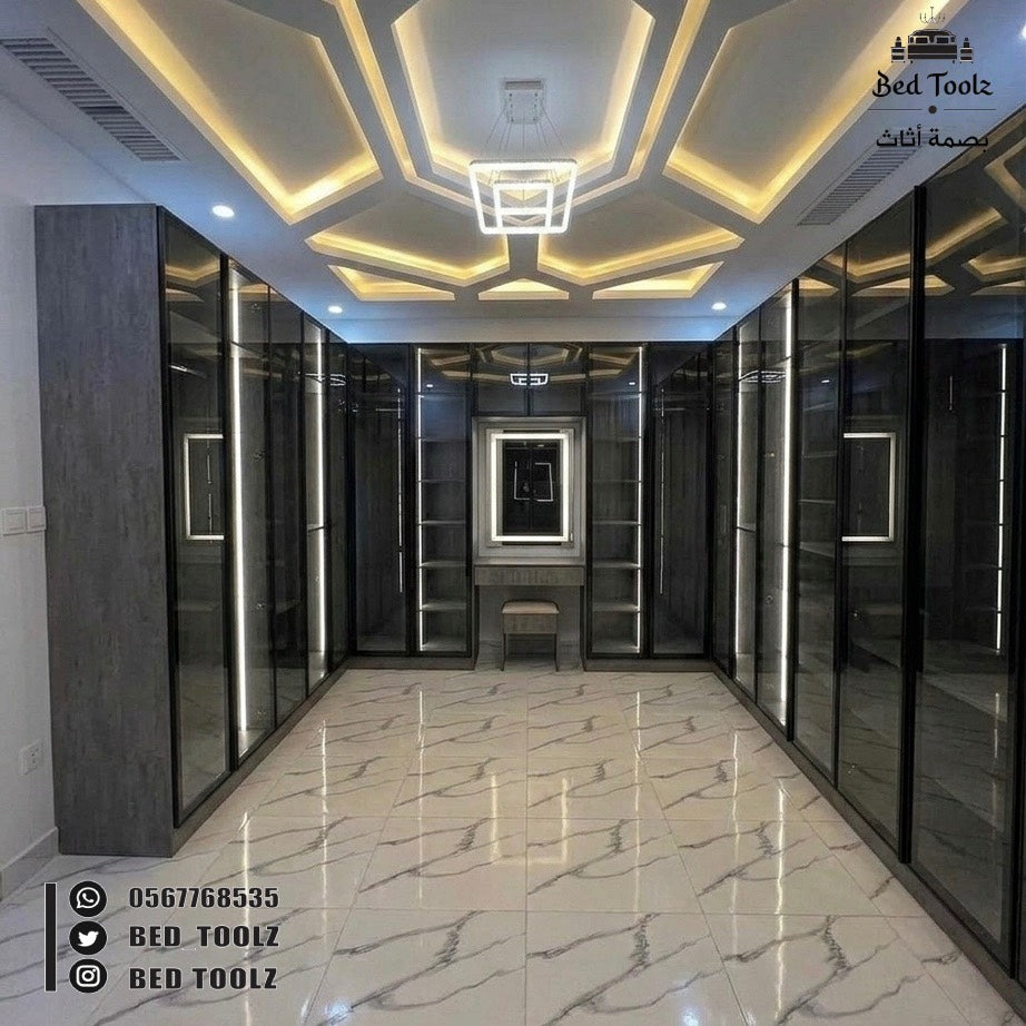 غرفة ملابس مودرن فاخرة مع تسريحة مركزية وإضاءة LED متكاملة